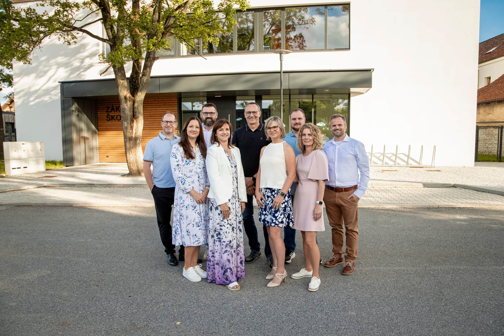 Devět kandidátů ŽIJME SPOLEČNĚ před novým pavilonem základní školy
